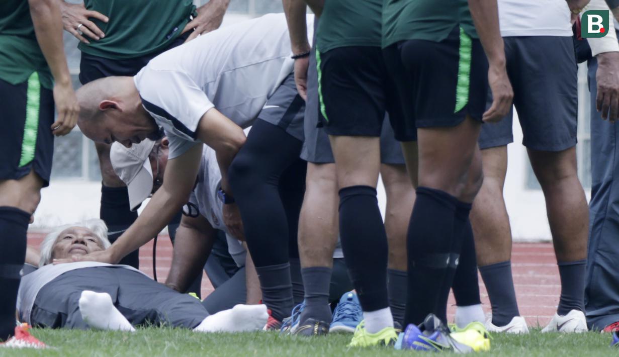 Direktur Teknik PSSI, Danurwindo, terbaring pingsan usai memantau sesi latihan di Stadion Wibawa Mukti, Jawa Barat, Sabtu (03/11/2018). Danurwindo ambruk ketika seluruh tim dan ofisial melakukan sesi foto bersama. (Bola.com/M Iqbal Ichsan)