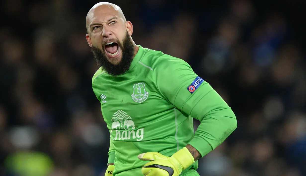 Tim Howard yang telah pensiun pada Desember 2020 bersama Memphis 901 di MLS, total mengoleksi 16 kartu kuning selama bermain di Premier League. Di Premier League ia total bermain dalam 399 laga hanya bersama dua klub saja, Manchester United dan Everton dengan catatan 133 kali clean sheet. (AFP/Oli Scarff)