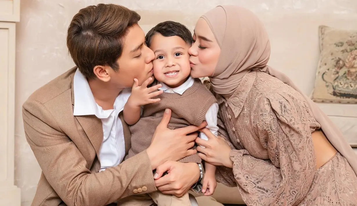 Tak hanya melakukan pemotretan berdua saja, namun Baby Levian juga turut hadir dengan begitu ceria. Putra tunggal Billar dan Lesti ini juga terlihat menggemaskan dengan memakai vest cokelat yang dipadukan kemeja putih. (Liputan6.com/IG/@riomotret)