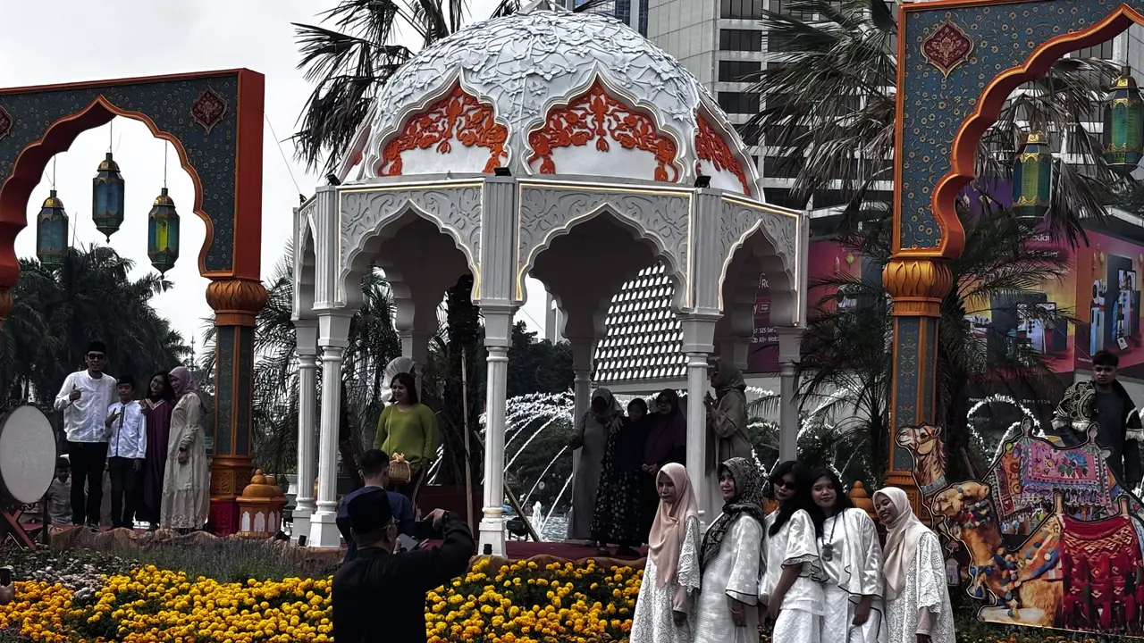 warga berfoto di bundaran HI