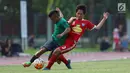 Pemain Timnas Indonesia U-16 berebut bola dengan pemain Bina Mutiara di Lapangan Atang Sutresna, Jakarta, Selasa (4/7). Latih tanding ini persiapan akhir jelang Piala AFF U-15 Thailand, 9-22 Juli. (Liputan6.com/Helmi Fithriansyah)