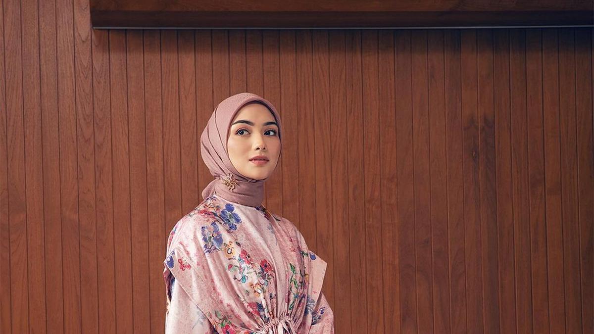 6 Tips Setelan Busana Muslimah Warna Kalem, Tampil Feminin Jaminan Bikin Awet Muda Alami