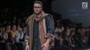 Artis peran Surya Saputra mengenakan busana rancangan Anne Avantie yang bertajuk Badai Pasti Berlalu pada perhelatan Jakarta Fashion Week 2019 di Senayan City, Jakarta, Selasa (23/10). (Liputan6.com/Faizal Fanani)