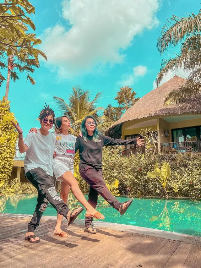 6 Potret Dara dan Mita The Virgin Liburan Bareng di Bali, Gayanya Curi Perhatian