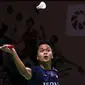 Pebulu tangkis tunggal putra Indonesia, Anthony Ginting berusaha mengembalikan shuttlecock saat menghadapi kompatriotnya, Jonatan Christie dalam pertandingan perempat final Indonesia Open 2023 di Istora Senayan, Jakarta, Rabu (14/6/2023). (Bola.com/Bagaskara Lazuardi)