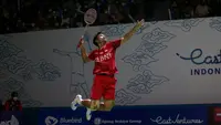 Indonesia berhasil meloloskan 3 wakilnya dari total 9 wakil yang bertanding di hari pertama Turnamen Bulu Tangkis East Ventures Indonesia Open 2022 di Istora Senayan, Jakarta (14/6/2022). Salah satunya adalah Anthony Sinisuka Ginting yang terlibat "perang saudara" dengan Tommy Sugiarto. (Bola.com/Bagaskara Lazuardi)