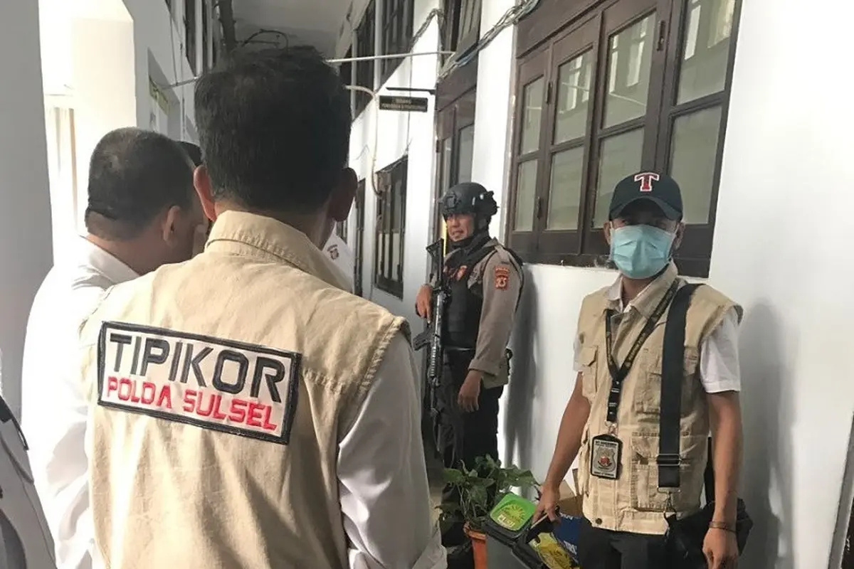 Penyidik Tipikor Polda Sulsel tetapkan istri Wabup Bone, Erniati sebagai tersangka dalam dugaan korupsi proyek PAUD di Kabupaten Bone (Liputan6.com/ Eka Hakim)