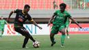 Penyerang Bhayangkara FC, Ilham Udin Armaiyn (kanan) mencoba merebut bola dari pemain Sriwijaya FC, Achmad Faris A pada lanjutan Liga 1 Indonesia di Stadion Patriot Candrabhaga, Bekasi,, Minggu (20/8). (Liputan6.com/Helmi Fithriansyah)