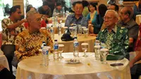 Jenderal TNI (Purn) H. Try Soetrisno (kiri) saat menghadiri Syukuran film Jenderal Soedirman di Balai Sudirman, Tebet, Jakarta, Selasa (20/1/2015). (Liputan6.com/Panji Diksana)
