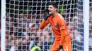 3. Thibaut Courtois (Chelsea) - Kiper Belgia itu terus melakukan penyelamatan di bawah mistar The Blues dengan sukses meraih 13 clean-sheets. Pria berusia 25 tahun itu bisa dibilang jadi salah satu pemain kunci di Chelsea. (AFP/Glyn Kirk)