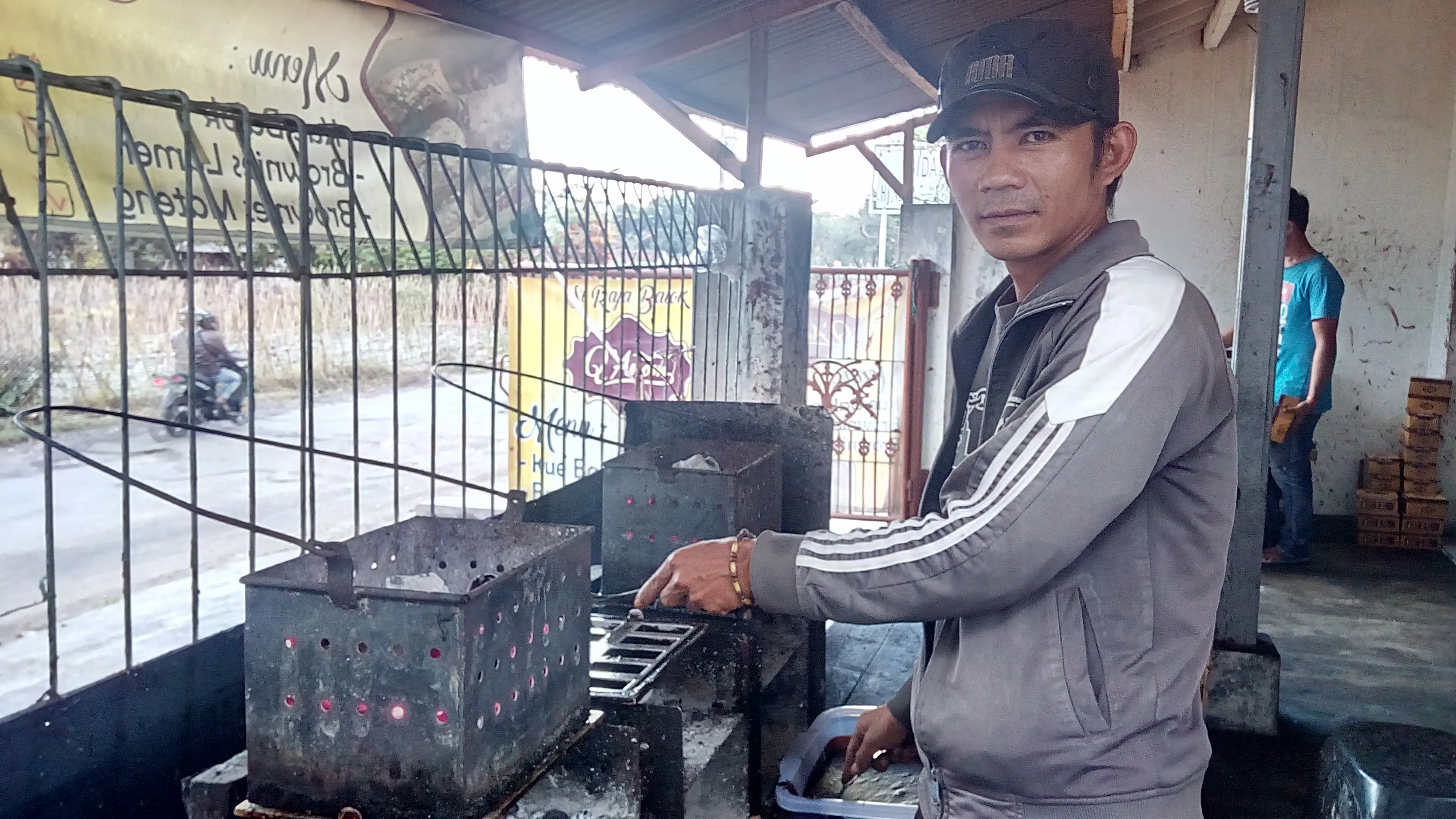 Penjualan kue balok brownies meler ini laris manis setiap harinya. (Liputan6.com/Jayadi Supriadin).