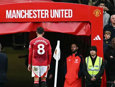 Kartu merah Bruno Fernandes menajdi awal mula kehancuran Manchester United dari Tottenham Hotspur di Liga Inggris. (AFP/Paul Ellis)