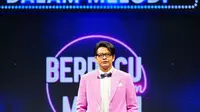 Armand Maulana sebagai host kuis Berpacu Dalam Melodi (https://www.instagram.com/p/COU4e8-LqL0/)