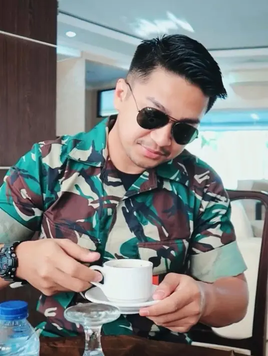 Proyek film kali ini jadi sebuah proyek yang sangat berkesan bagi Deva. Pasalnya ia sama sekali tak pernah menyangka akan bisa memiliki pengalaman naik pesawat tempur dan bermanuver di langit nusantara. (Liputan6.com/IG/@devamahenra)