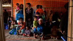 Pengungsi Muslim Rohingya menunggu untuk menerima bahan makanan di kamp pengungsi Jamtoly, Bangladesh (15/1). Media Myanmar melaporkan akan ada 625 bangunan yang mampu menampung sekitar 30.000 orang Rohingya. (AP Photo / Manish Swarup)