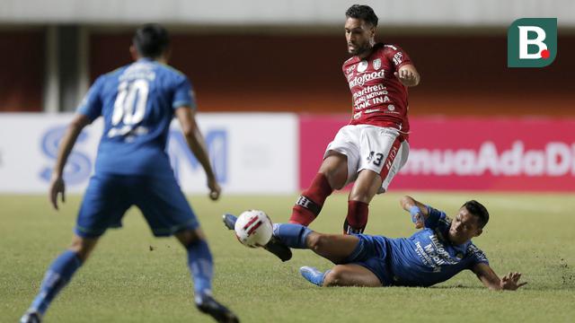 FOTO: Adu Kuat Persib Bandung Melawan Bali United di Babak Pertama