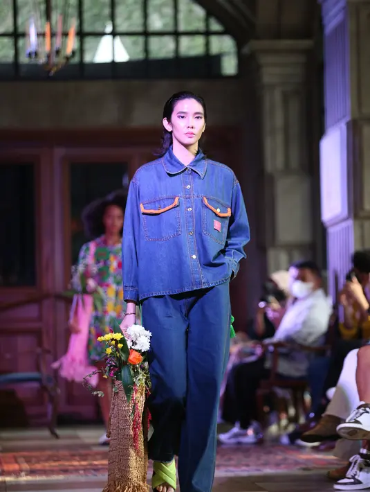 18 koleksi dari beragam jenis atasan, celana palazzo , crop jacket, denim jacket, blazer, outer dress, shirt dress, loungewear, hingga tunik./  Foto: Budy Santoso - KapanLagi.com.