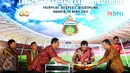 Kapolri, Jenderal Tito Karnavian (keempat kiri) menandatangani kaos tim Bhayangkara FC saat peluncuran tim di Jakarta. Senin (10/4). Bhayangkara FC akan mengarungi Liga 1 Indonesia musim 2017. (Liputan6.com/Helmi Fithriansyah)