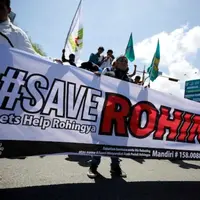 Seorang fotografer Malaysia mengabadikan imigran Rohingya yang memegang benda paling berharga dalam hidup mereka