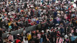 Orang-orang menunggu kereta api di Stasiun Kereta Selatan Guangzhou saat arus mudik Tahun Baru Imlek di Guangzhou, Provinsi Guangdong, China selatan (16/1/2020). Tahun Baru Imlek jatuh pada 25 Januari tahun ini. (Xinhua/Liu Dawei)