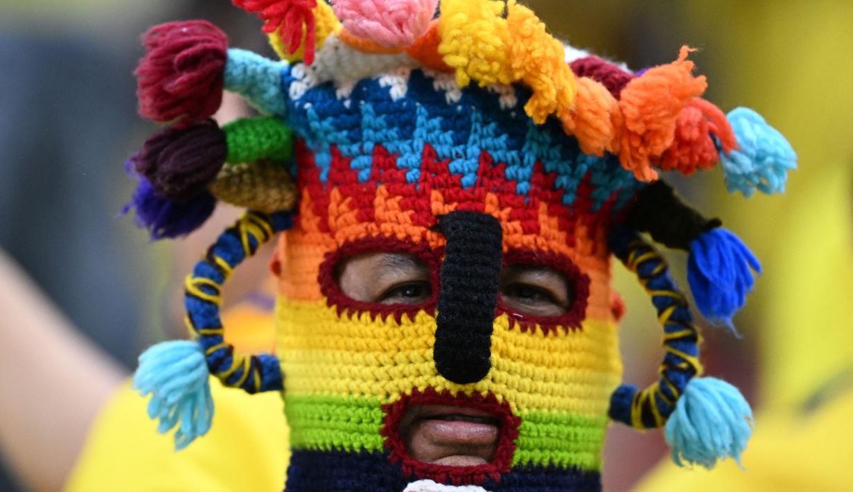 Seorang suporter Ekuador berpose di depan fotografer saat laga pembuka Grup A Piala Dunia 2022 antara tuan rumah Qatar melawan Ekuador di Al-Bayt Stadium, Al Khor, Doha, Minggu (20/11/2022). (AFP/Raul Arboleda)