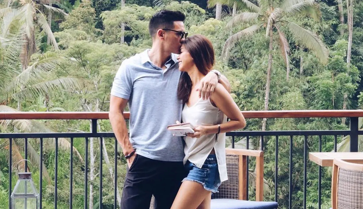 Banyak orang yang mendoakan pasangan ini selalu langgeng hingga maut memisahkan. Bagaimana tidak, Andrew terlihat sangat sayang kepada Nana. Dan begitu pula sebaliknya.(Liputan6.com/Instagram/@nanamirdad_)