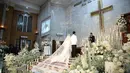Jessica Milla dan Yakup Hasibuan menikah di Gereja HKBP, Rawamangun, Jakarta Timur. Jessica  dan Yakup kompak mengenakan busana pengantin putih. [Foto: Daniel Kampua/Fimela.com]