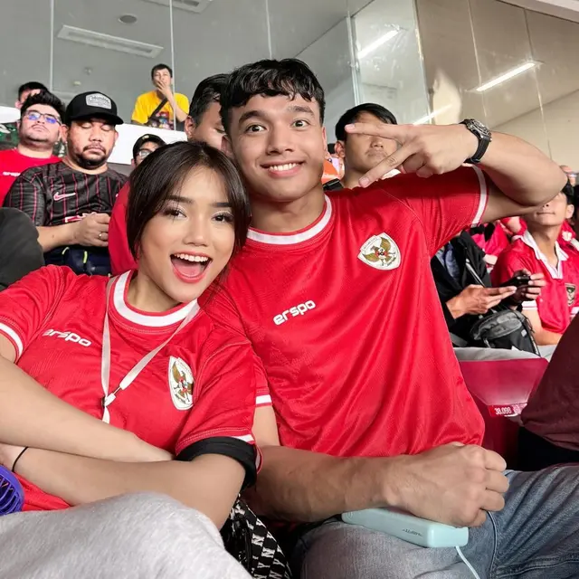 6 Gaya Seleb Nonton Pertandingan Timnas Indonesia Vs Filipina di GBK, El Rumi, Fadly Faisal-Fuji, hingga Thariq-Aaliyah Massaid