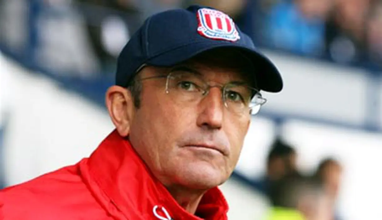 Stoke City's manager Tony Pulis is seen before the game against West Bromwich Albion during their Premier League football match at The Hawthorns in Birmingham, on April 04, 2009. AFP PHOTO/Chris Ratcliffe