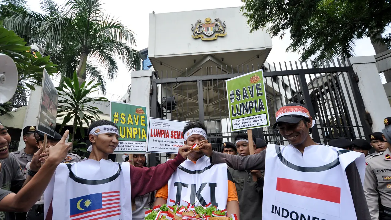 Aksi SaveLumpia, Massa Berikan Tumpeng Lumpia ke Kedubes Malaysia