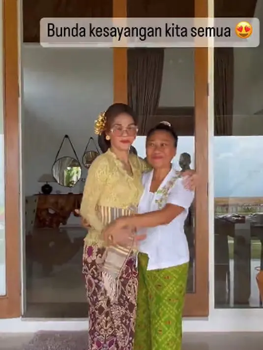 Penampilan yang berbeda dari biasanya ini juga berhasil bikin pangling. Tak sedikit orang yang kagum dengan Bunda Corla saat mengenakan kebaya adat Bali. Ia nampak begitu ceria dengan senyum yang khas. (Liputan6.com/IG/@corla_2)