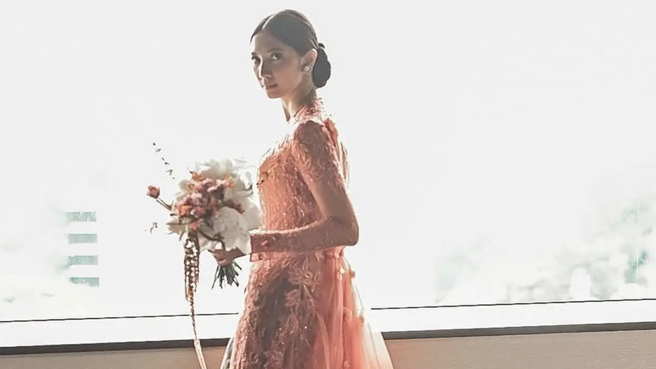 Inspirasi Kebaya Modern untuk Pertunangan