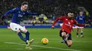 Manchester United sempat dibuat frustrasi oleh Everton yang menerapkan skema bertahan rapat di 15 menit pertama. Tampak dalam foto, gelandang Everton asal Inggris, James Garner (kiri), melepaskan tembakan melewati gelandang Manchester United asal Portugal, Bruno Fernandes, selama pertandingan pekan ke-27 Liga Primer Inggris 2025/2026 di Stadion Hill Dickinson, Liverpool, barat laut Inggris, Senin 23 Februari 2026 waktu setempat atau Selasa 24 Februari 2026 dini hari WIB. (Paul ELLIS/AFP)