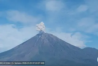 Gunung Semeru erupsi
