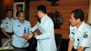 Kabiro Humas Kemenkumham, Ansar bersama Direktur Infokom, Aman Riyadi berjabat tangan usai konpers terkait Gayus Tambunan di Direktur jenderal Pemasyarakatan, Jakarta, Selasa (22/9/2015). (Liputan6.com/Helmi Afandi)