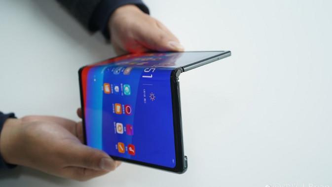 Tampilan Smartphone Layar Lipat Oppo (sumber: Weibo Brian Shen)