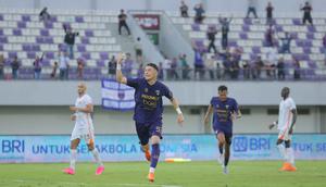 Laskar Pendekar Cisadane justru mampu memperlebar keunggulan lewat eksekusi titik putih Andreij Aleksa sekaligus membawa Persita unggul 2-0 hingga laga tuntas. Tampak dalam foto, pemain Persita, Aleksa Andrejic (kedua kiri) merayakan golnya ke gawang Borneo FC pada pertandingan pekan ke-17 BRI Super League 2025/2026 di Stadion Indomilk Arena, Tangerang, Banten, Jumat (9/1/2026). (Bola.com/Bagaskara Lazuardi)