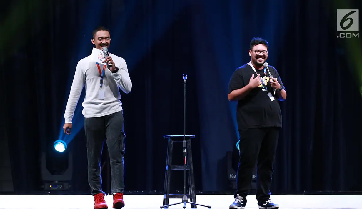 Komika Rizky Firdaus Wijaksana atau Uus (kiri) dan Muhammad Hifdzi Khoir saat menjadi pembawa acara Jakarta Internasional Comedy Festival (JICOMFEST) 2019 di JIExpo, Kemayoran, Jakarta, Sabtu (3/8/2019). Aksi para komika sukses mengocok perut pengunjung JICOMFEST 2019. (Dream.co.id/Deki Prayoga)