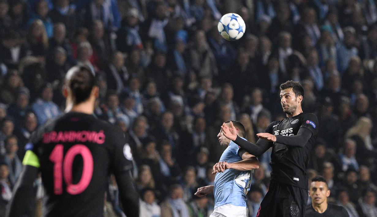 Pemain PSG, Thiago Motta, duel udara dengan pemain Malmo FF, Nikola Djurdjic, pada laga Liga Champions di Swedia, Rabu (25/11/2015) WIB dini hari. (AFP Photo/Jonathan Nackstrand)