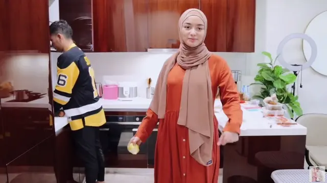 7 Momen Rezky Aditya Masak Buat Citra Kirana Ini Romantis