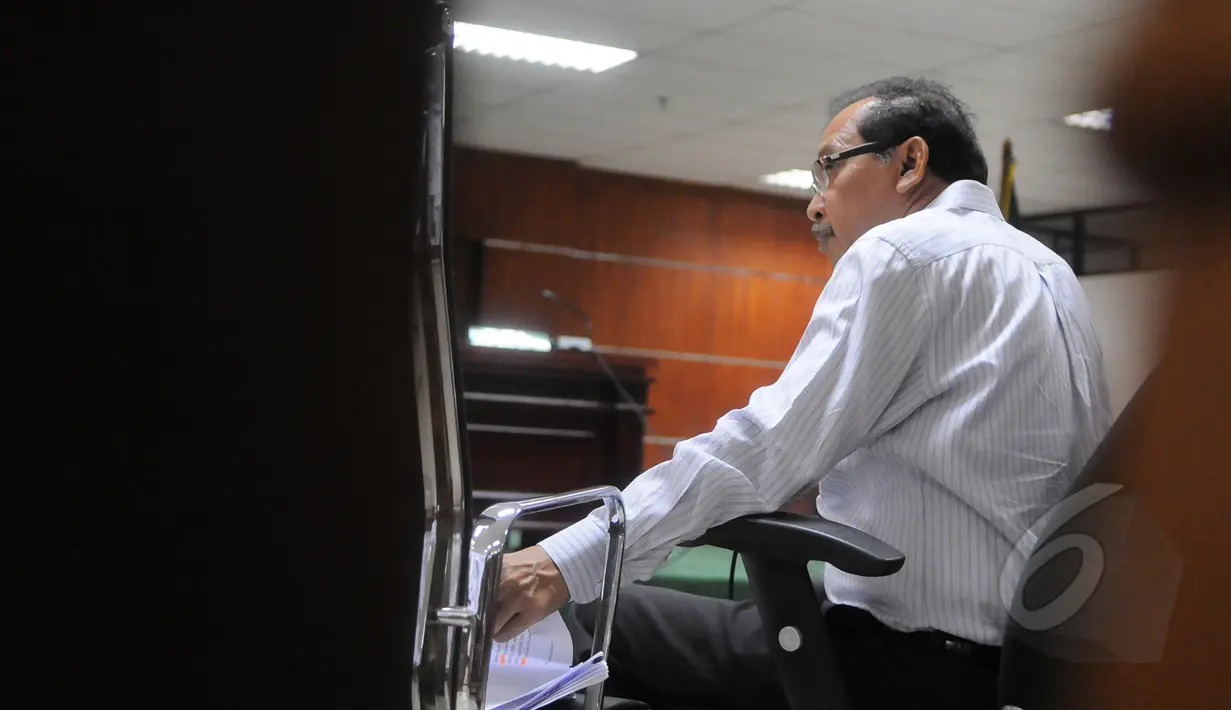 Direktur PT Media Karya Sentosa Antonio Bambang Djatmiko menjalani sidang lanjutan di Pengadilan Tipikor, Jakarta, Senin (6/4/2015). Terdakwa suap mantan Bupati Bangkalan Fuad Amin itu dituntut pidana penjara tiga tahun. (Liputan6.com/Herman Zakharia)