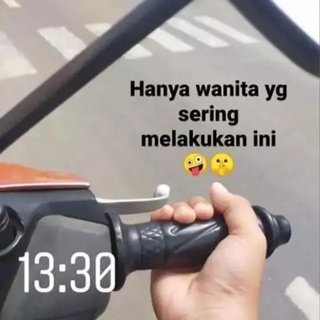 6 Potret Aksi Cewek Hindari Panas ketika Naik Motor Ini Kocak, Relate Banget