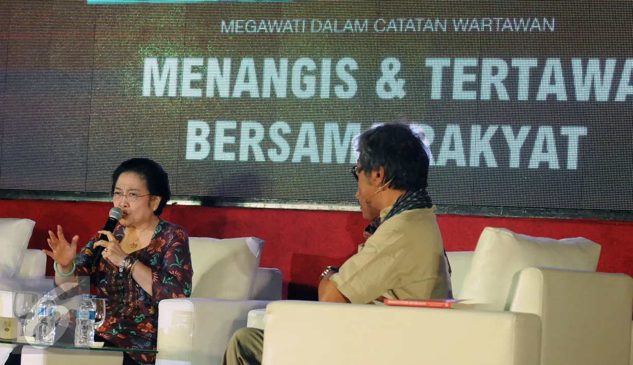 Ketua Umum PDIP, Megawati Soekarnoputri (kiri) memberikan keterangan saat peluncuran buku Megawati Dalam Catatan Wartawan, Jakarta, Rabu (23/3/2016). Buku tersebut merupakan catatan jurnalis yang pernah meliput Megawati. (Liputan6.com/Helmi Fithriansyah)