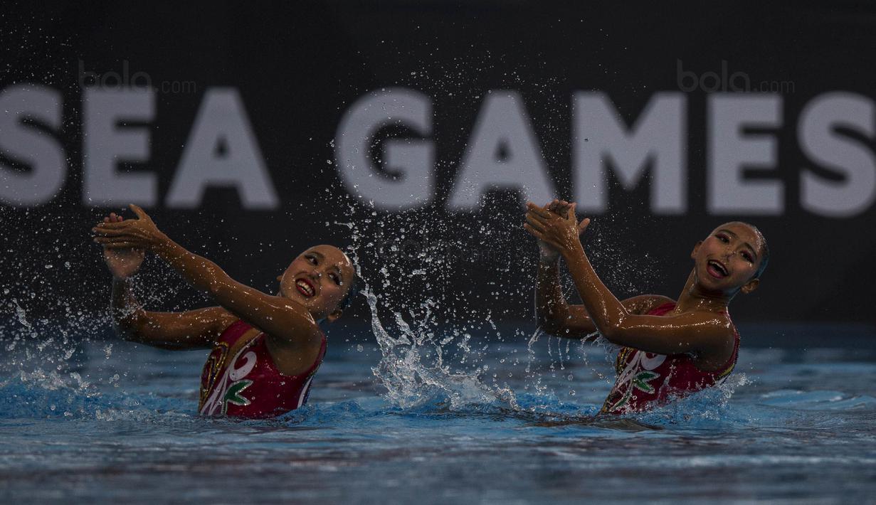 Pasangan Anisa Feritrianti dan Claudia Megawati, saat tampil pada cabang renang indah di Aquatic Center, Kuala Lumpur, Kamis (18/8/2017). Pasangan ini berhasil meraih medali perunggu. (Bola.com/Vitalis Yogi Trisna)