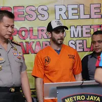 Fachri Albar ditangkap dengan barang bukti narkoba jenis sabu dan alat narkoba lainnya.