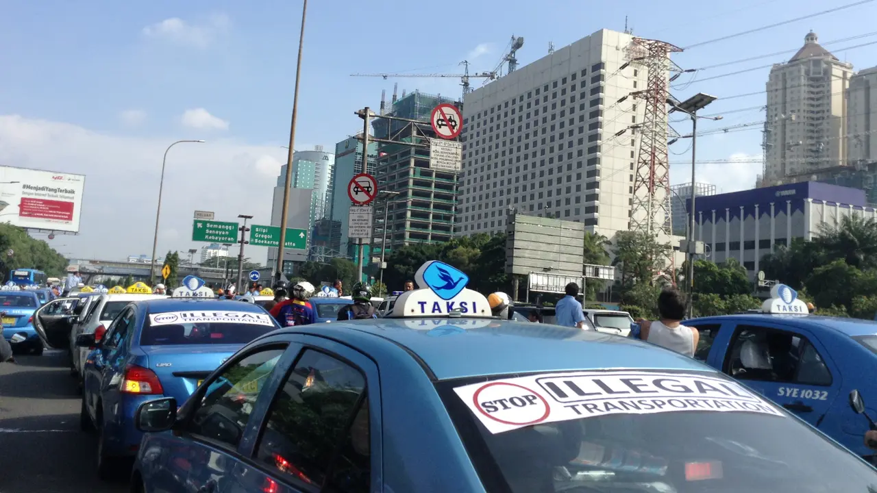 Sopir Taksi Demo di Jl Gatot Subroto Jaksel