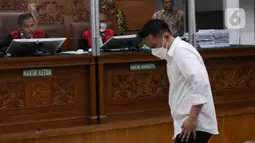 Terdakwa perintangan proses penyidikan terkait pengusutan kasus pembunuhan berencana terhadap Nofriansyah Yosua Hutabarat atau Brigadir J, Chuck Putranto sesaat mengikuti sidang pembacaan vonis oleh Majelis Hakim Pengadilan Negeri (PN) Jakarta Selatan, Jumat (24/2/2023). Majelis Hakim menilai, Chuck Putranto terbukti secara sah dan meyakinkan bersalah serta dijatuhi hukuman satu tahun penjara, denda Rp 10 juta subsider tiga bulan penjara. (Liputan6.com/Herman Zakharia)