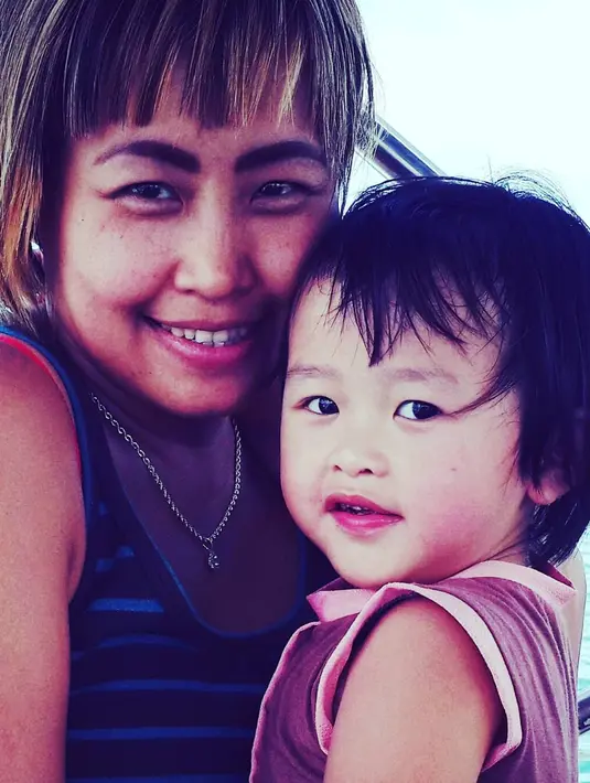 Namun belakangan ini, Pinkan Mambo sudah jarang muncul di televisi. Kini ia sering menghabiskan waktu dengan suami dan buah hatinya. (Foto: instagram.com/pinkan_mambo)