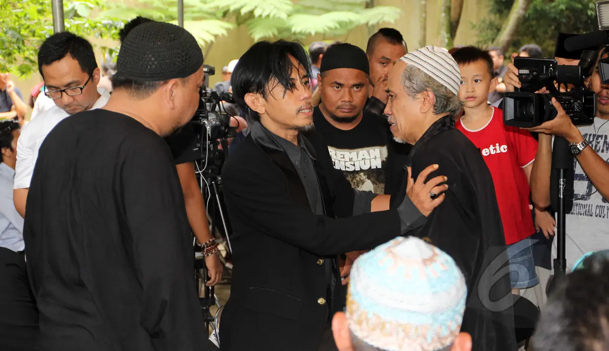 Terlihat Epy Kusnandar saat berkunjung ke rumah duka almarhum Didi Petet di Ciputat, Tangsel, Jumat (15/5/2015). Sejumlah artis mendatangi rumah Didi Petet setelah mendengar meninggalnya aktor senior tersebut. (Liputan6.com/Helmi Afandi)