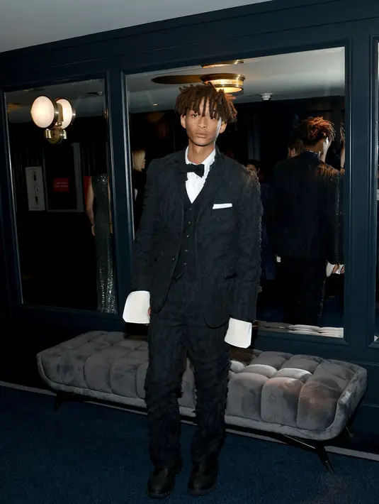 Jaden Smith berpose saat tiba menghadiri CFDA Fashion Awards di Cipriani South Street di New York pada Senin, 7 November 2022. Smith mengeluarkan tuksedo bertekstur oleh Thom Browne untuk acara itu. (Jason Mendez/Getty Images/AFP)